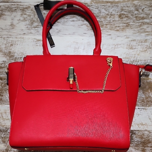 Chic Red Handbag with Gold Accents - Picture 13 of 13